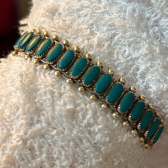 Vintage ZUNI Native American Needlepoint Sterling Bangle~15 Stones~Hammered side - Picture 4 of 10